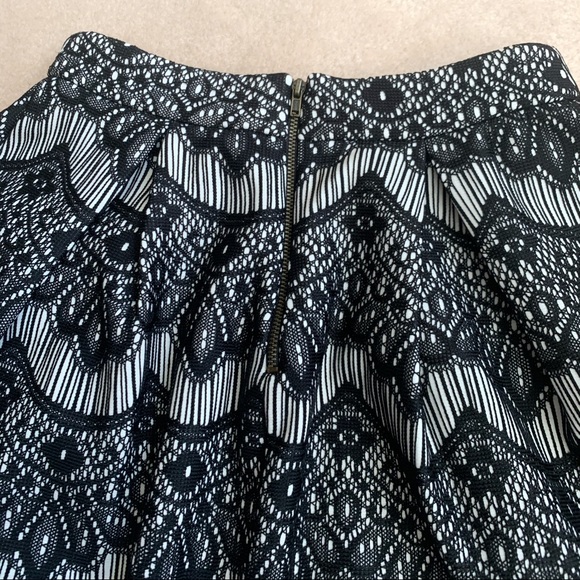 NEW Guess Lace Skirt - Picture 2 of 4